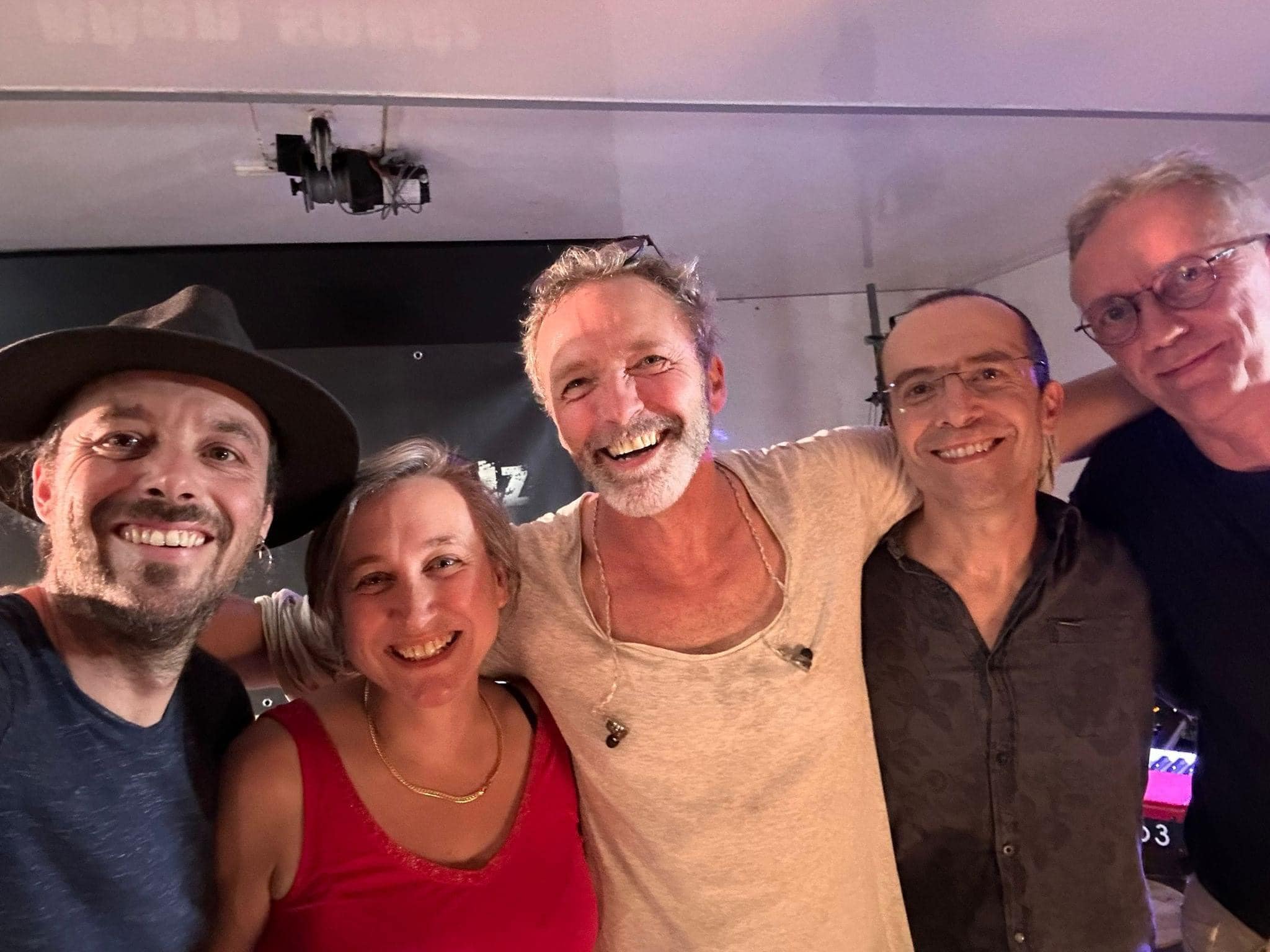 Concert acoustique Eden Seedz en salle — performance live indie pop folk