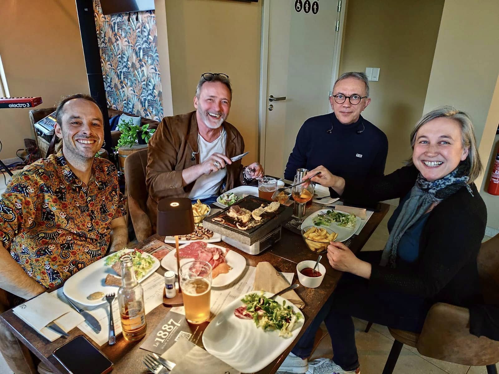 Les membres d'Eden Seedz partagent un repas convivial — la complicité du groupe