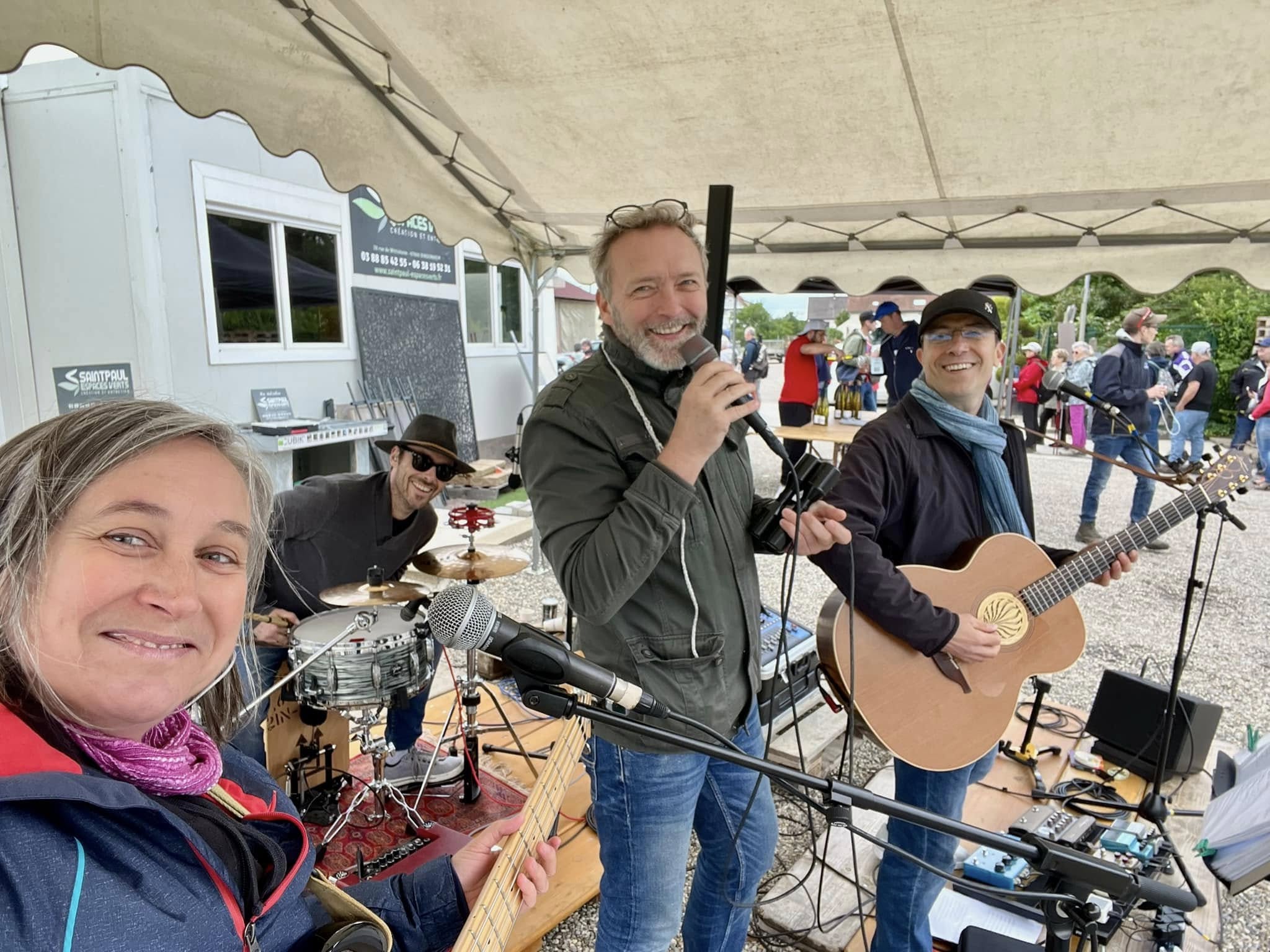 Eden Seedz en selfie de groupe avant un concert — ambiance conviviale entre musiciens