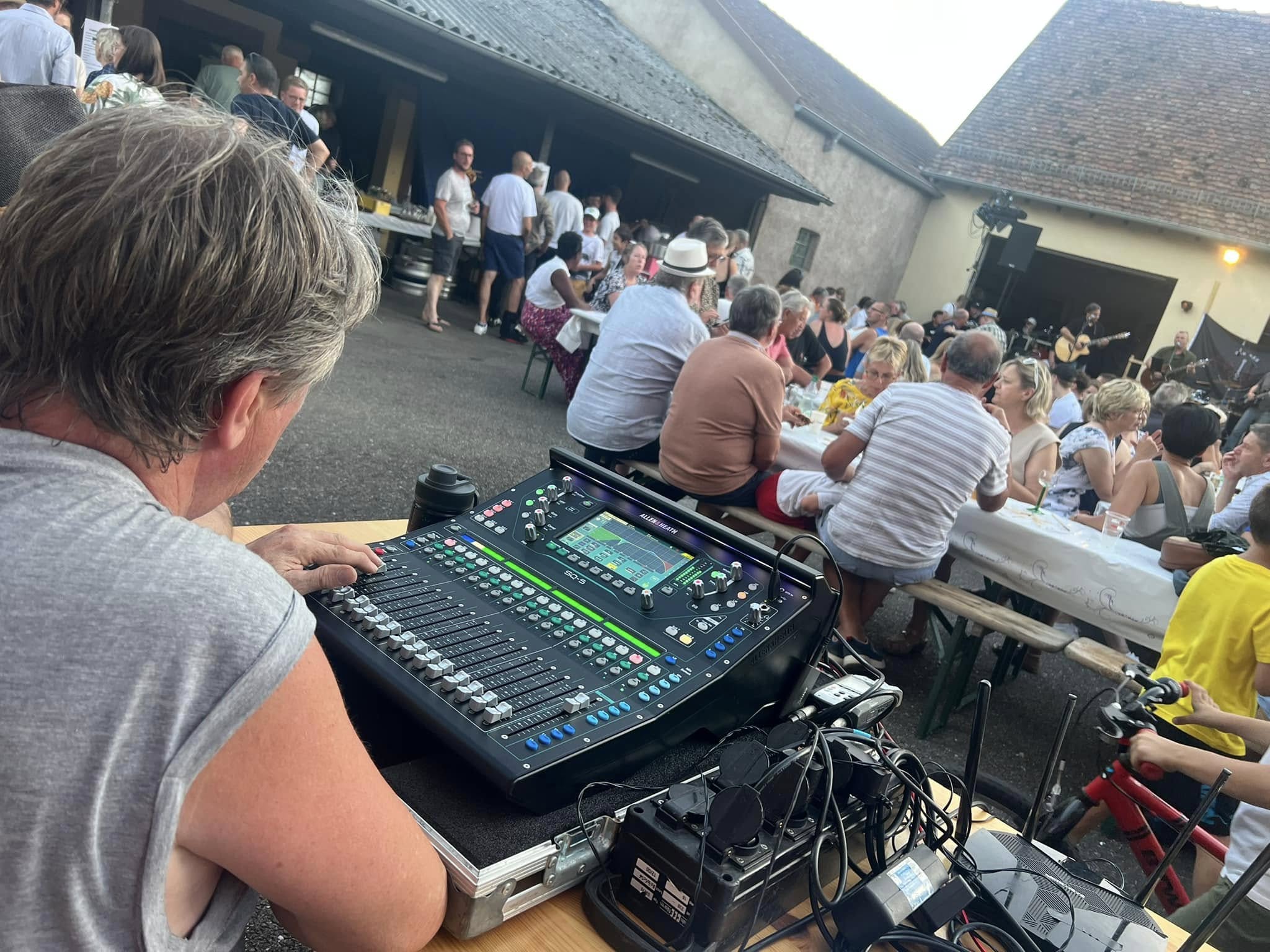 Vue depuis la table de mixage — concert Eden Seedz devant un public nombreux en plein air