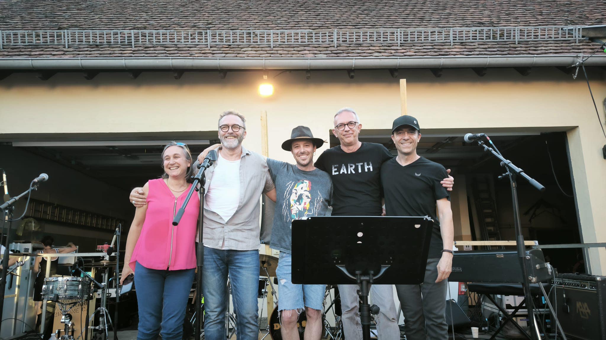 Détails de scène — instruments acoustiques et ambiance chaleureuse Eden Seedz