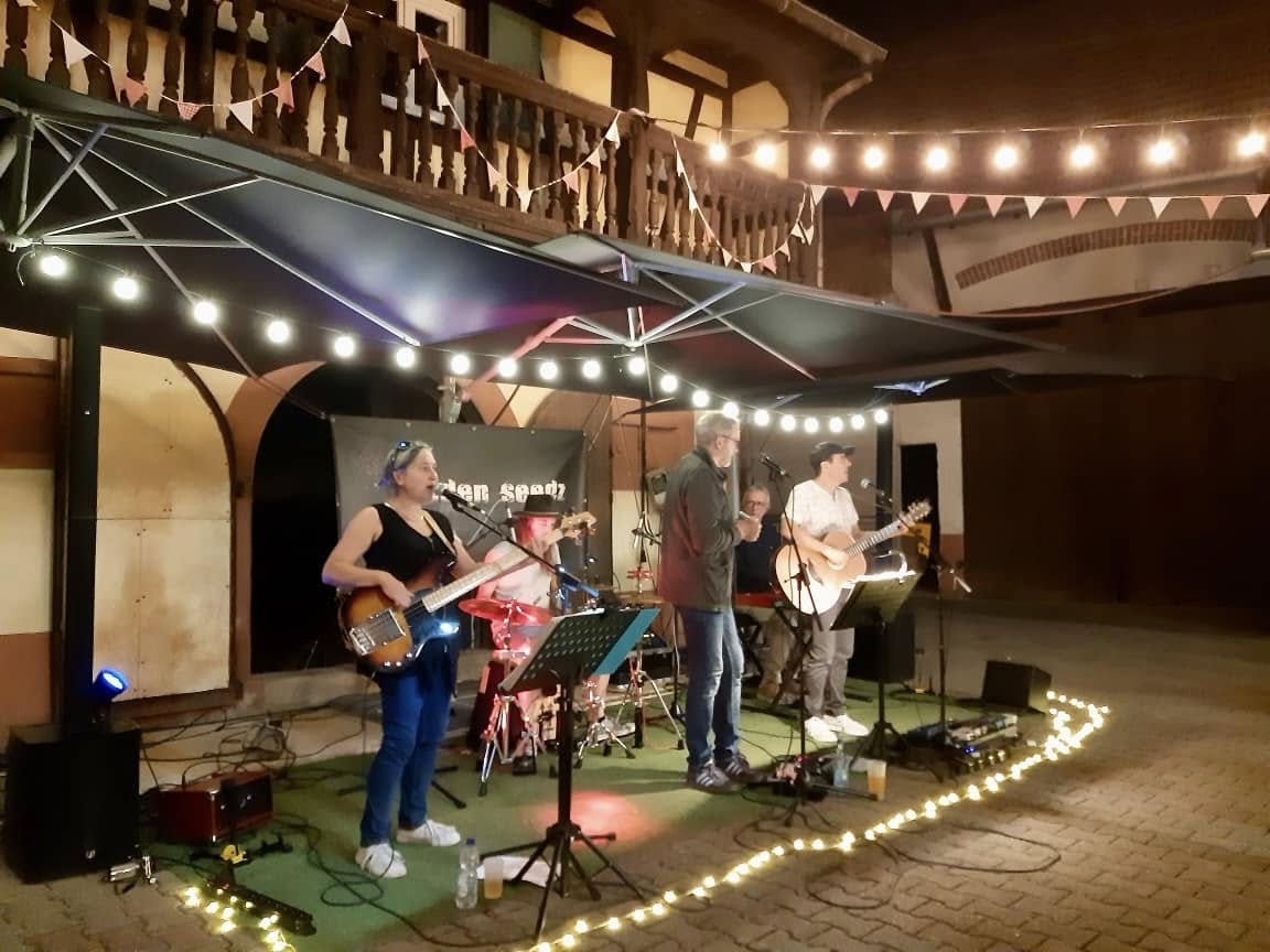 Eden Seedz en concert — musicien à la guitare acoustique sur scène
