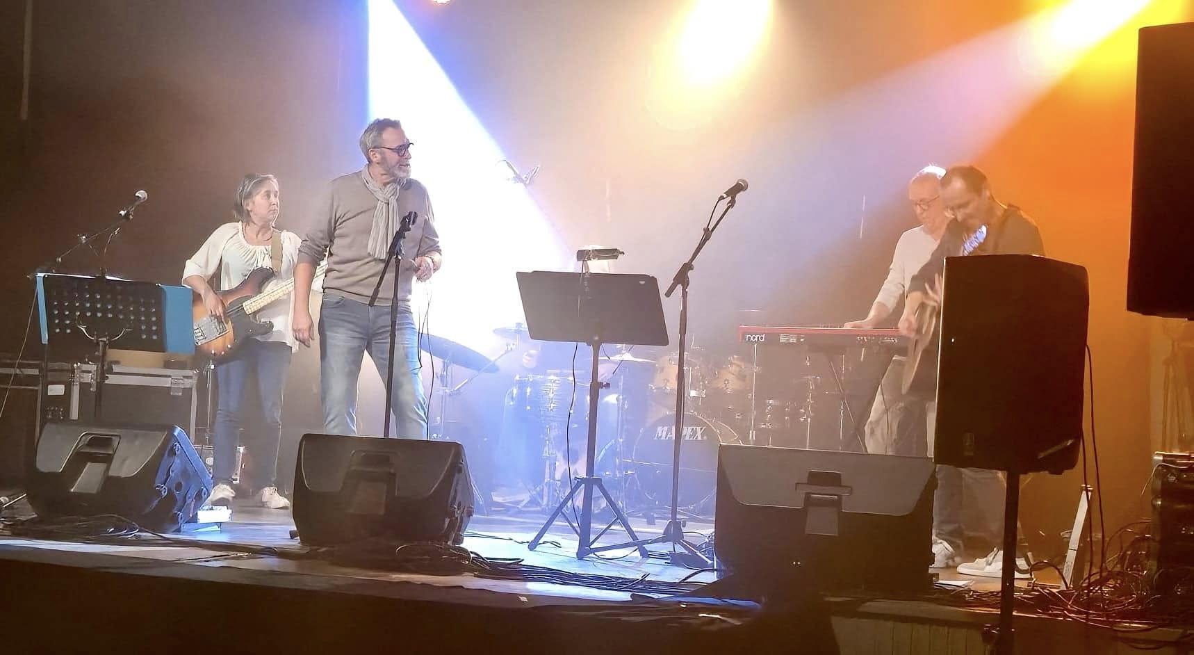 Eden Seedz en concert live sur scène — éclairage de concert, performance acoustique en Alsace