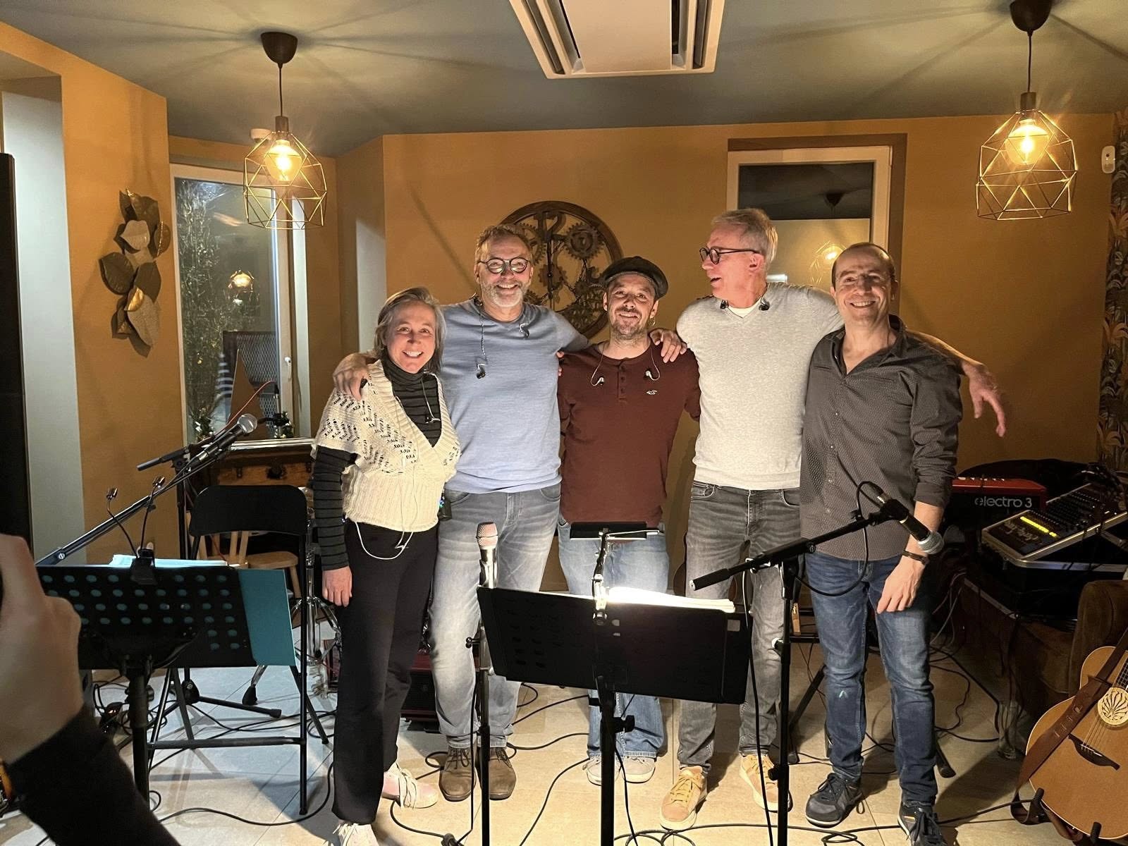 Les cinq membres d'Eden Seedz réunis — groupe acoustique indie pop folk blues en Alsace